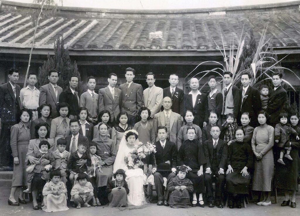 何前人與夫人傅靜、子何明修點傳師於興毅總壇合影